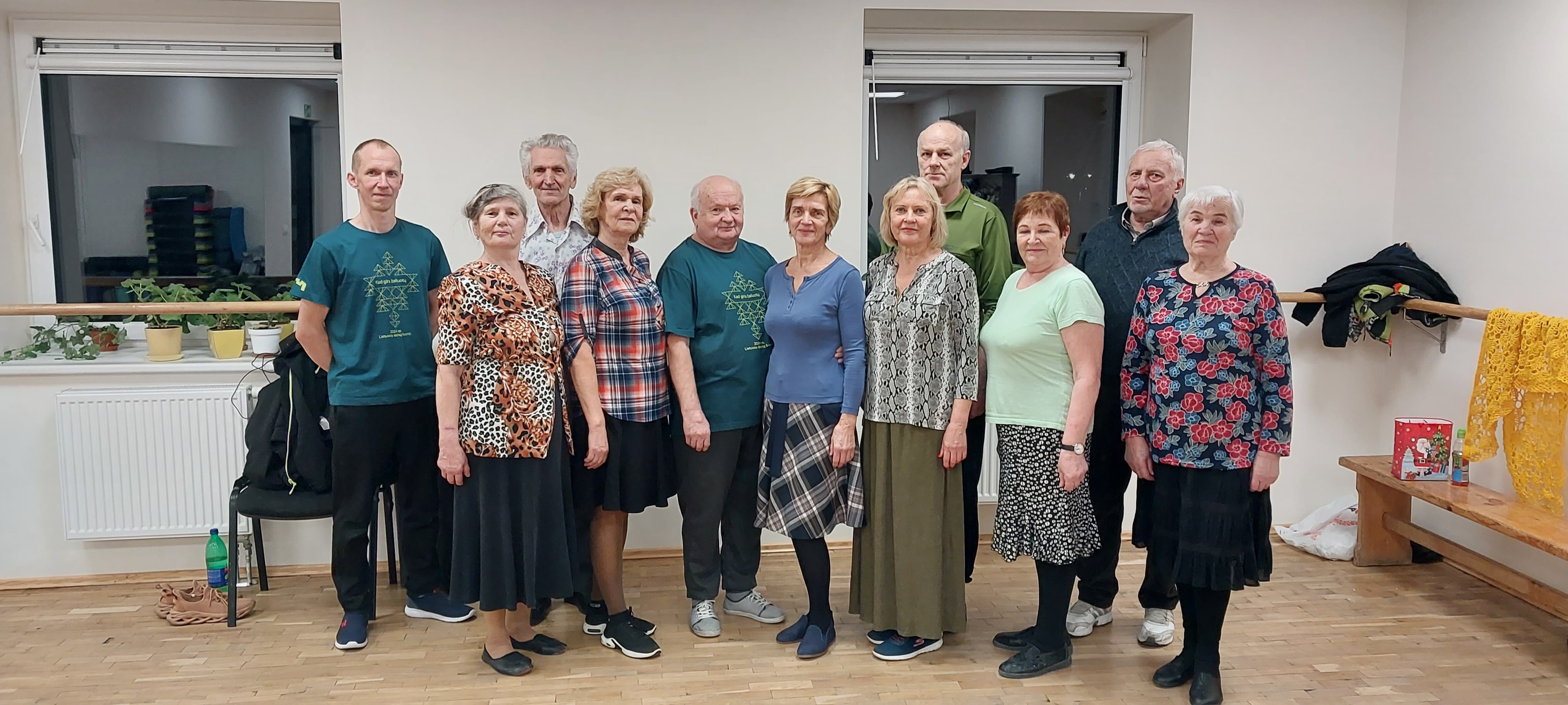 SENJORŲ LIAUDIŠKŲ ŠOKIŲ GRUPĖ „EŽERĖNAI“ 